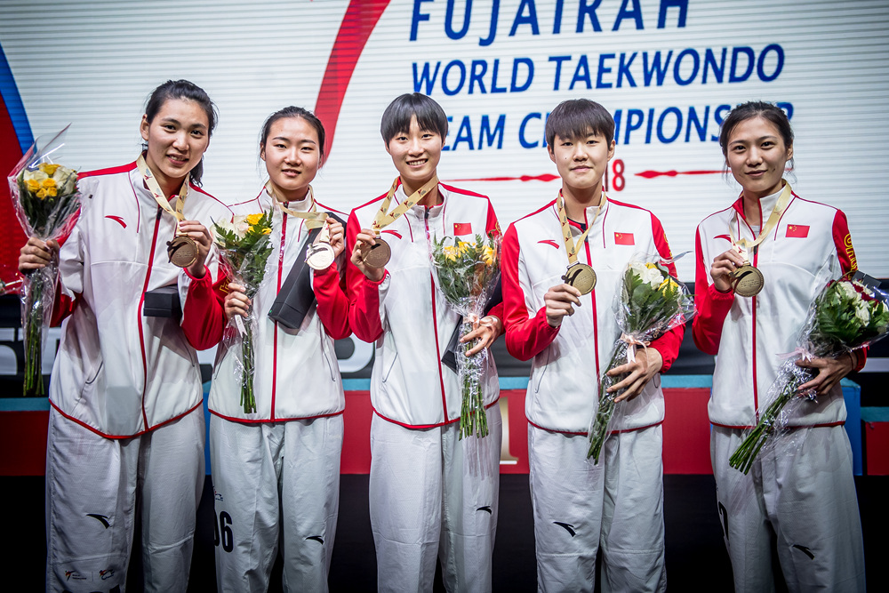 여자-단체전-우승을-차지한-중국대표팀의-시상식-사진